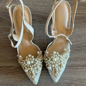 ”Desdemona Floral Pearl Ornament Ankle Strap Pumps”